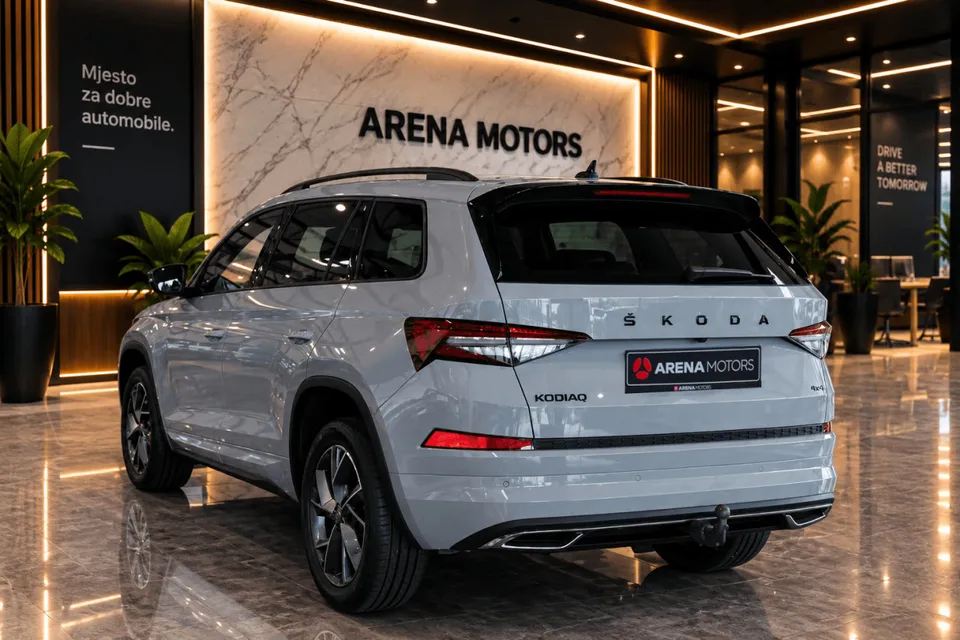Siva Škoda Kodiaq, zadnji bočni pogled s lijeve strane, LED stopke i kuka za vuču