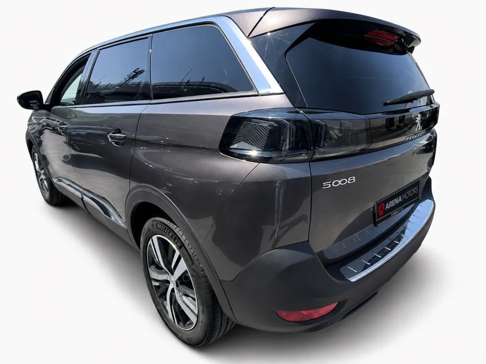 Peugeot 5008, zadnji lijevi ugao sa tonираним zadnjim staklima