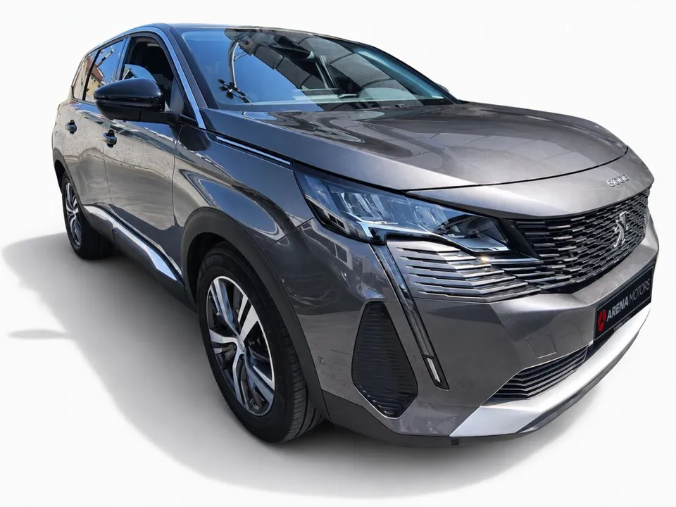 Peugeot 5008, prednji desni ugao sive karoserije s alu felgama
