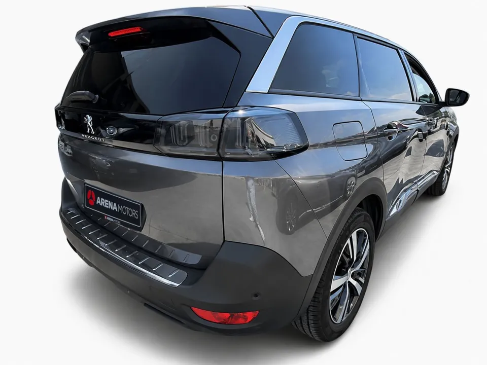 Peugeot 5008, zadnji desni ugao s LED štopkama i zaštitom branika