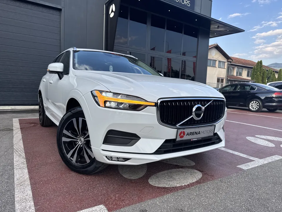 Bijeli Volvo XC 60, prednji desni ugao, ispred salona
