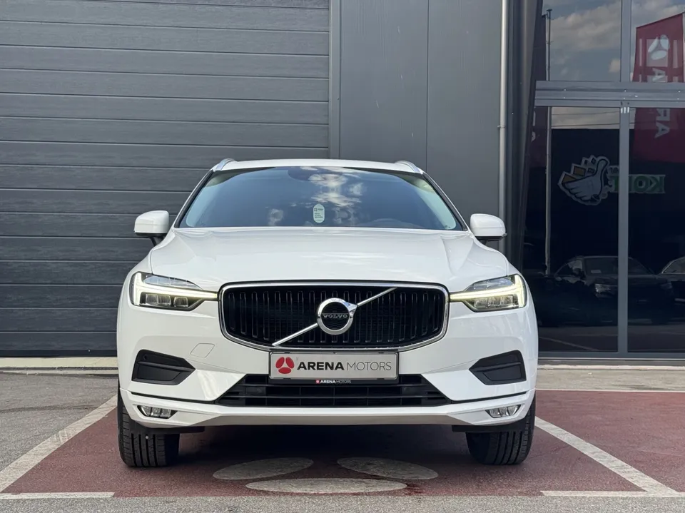 Bijeli Volvo XC 60 snimljen sprijeda, vidljiva maska i LED svjetla