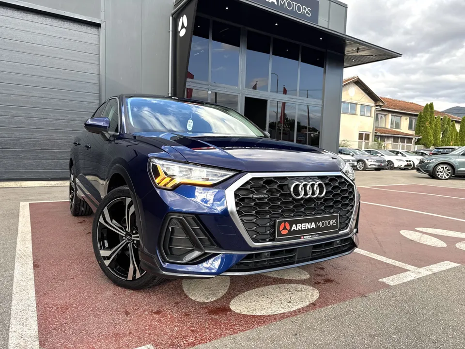 Audi Q3 Sportback plave boje, prednji desni ugao ispred zgrade salona