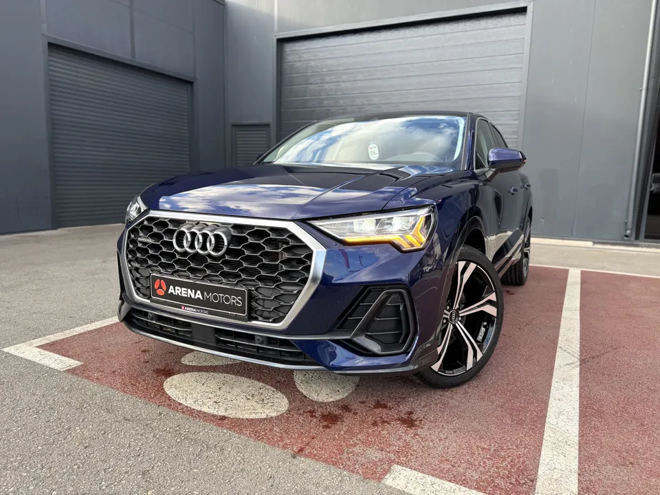 Audi Q3 Sportback plave boje, prednji dio izbliza s rešetkom, LED farom i natpisom Arena Motors