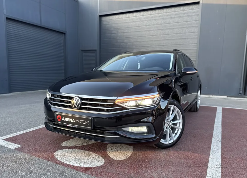 Crni Volkswagen Passat Variant, prednji dio iz blizine, upaljeni LED farovi i maska s VW znakom