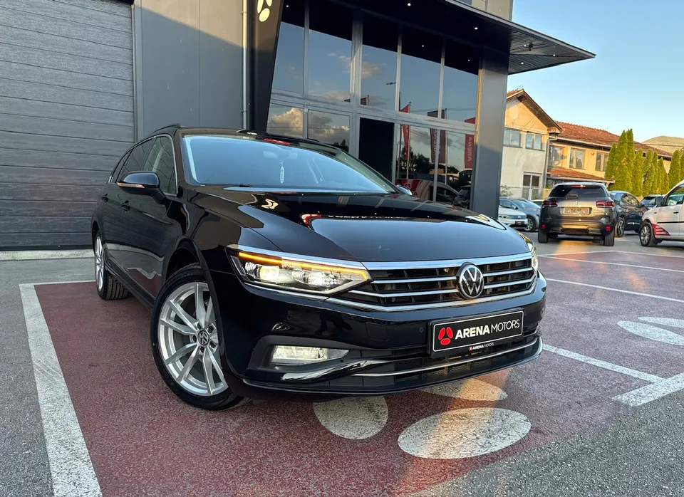 Crni Volkswagen Passat Variant, prednji lijevi ugao ispred staklene fasade salona