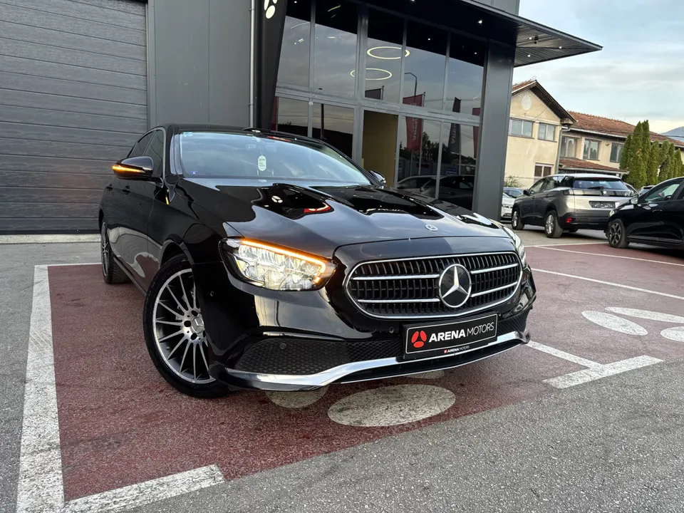 Crni Mercedes-Benz E 220 d, prednji lijevi ugao, upaljeni LED farovi ispred salona