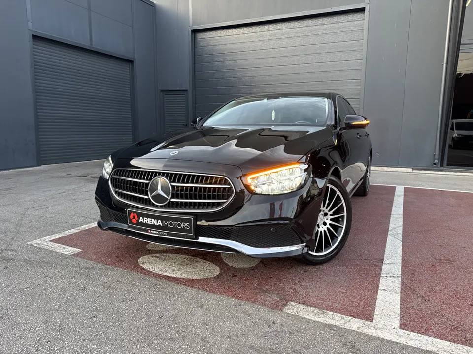 Crni Mercedes-Benz E 220 d, prednji ugao, upaljeni LED farovi i maska sa zvijezdom