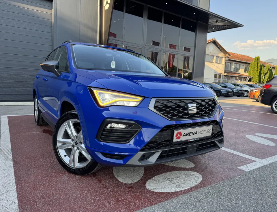 Plavi Seat Ateca FR, prednji desni ugao i alu felga