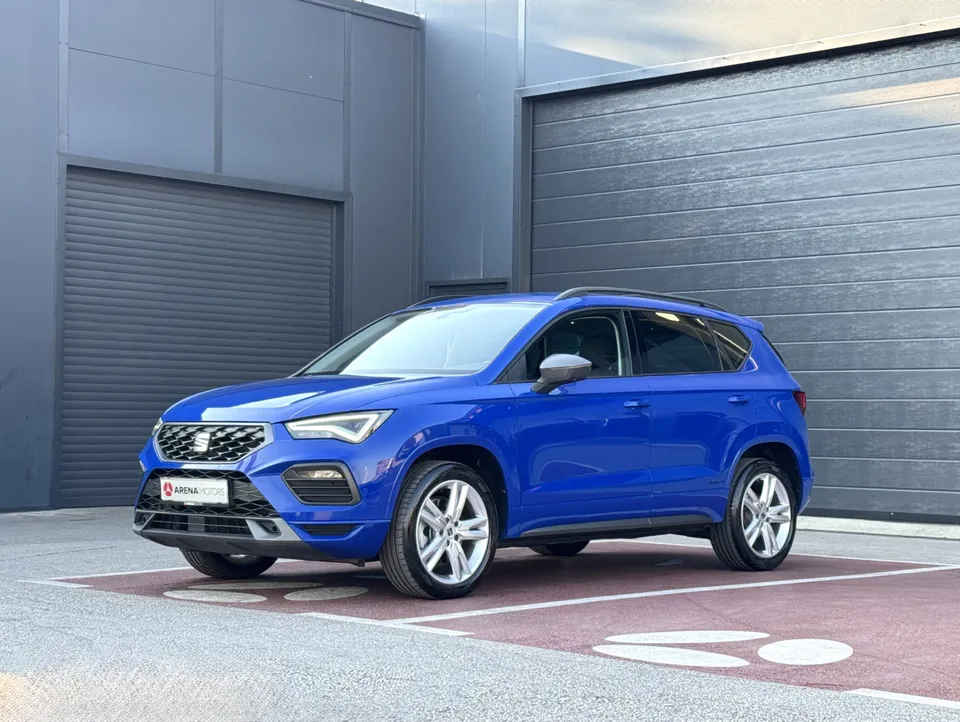 Plavi Seat Ateca FR, prednja lijeva strana, ispred sive hale
