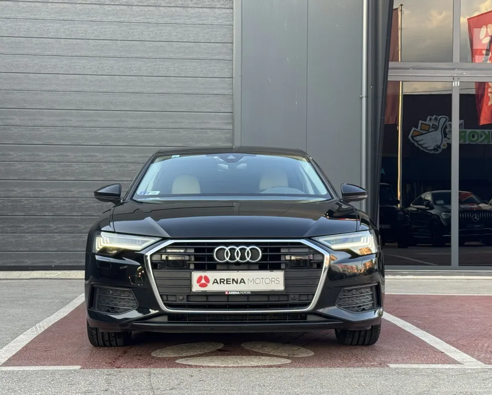Audi A6, crna limuzina, pogled direktno sprijeda na prednju masku i svjetla