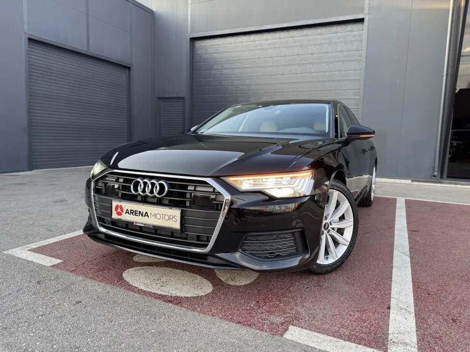 Audi A6 crne boje, prednji dio iz niskog ugla s upaljenim LED svjetlima
