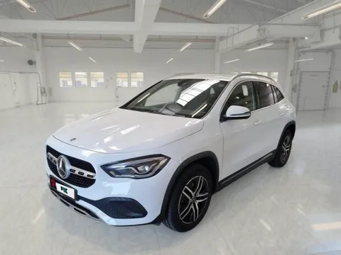 Mercedes-Benz GLA 200 d, bijeli SUV, prednji lijevi ugao u svijetloj hali