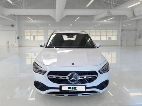 Mercedes-Benz GLA 200 d, prednja strana s maskom, zvijezdom i LED svjetlima