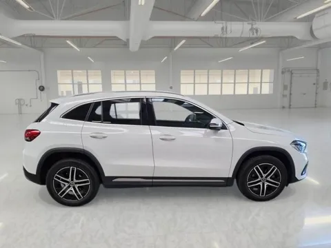 Mercedes-Benz GLA 200 d, bijela boja, bočni pogled s desne strane i aluminijske felge