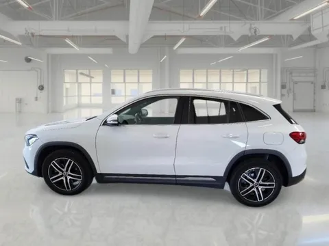 Mercedes-Benz GLA 200 d, bijeli SUV, bočni pogled s lijeve strane