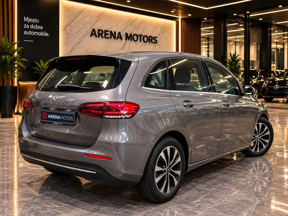 Mercedes-Benz B 200 d, siva boja, zadnji desni ugao sa LED stopkama i alu felgama