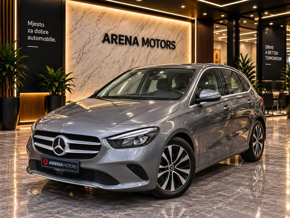Mercedes-Benz B 200 d, siva boja, prednji lijevi ugao u izložbenom prostoru salona