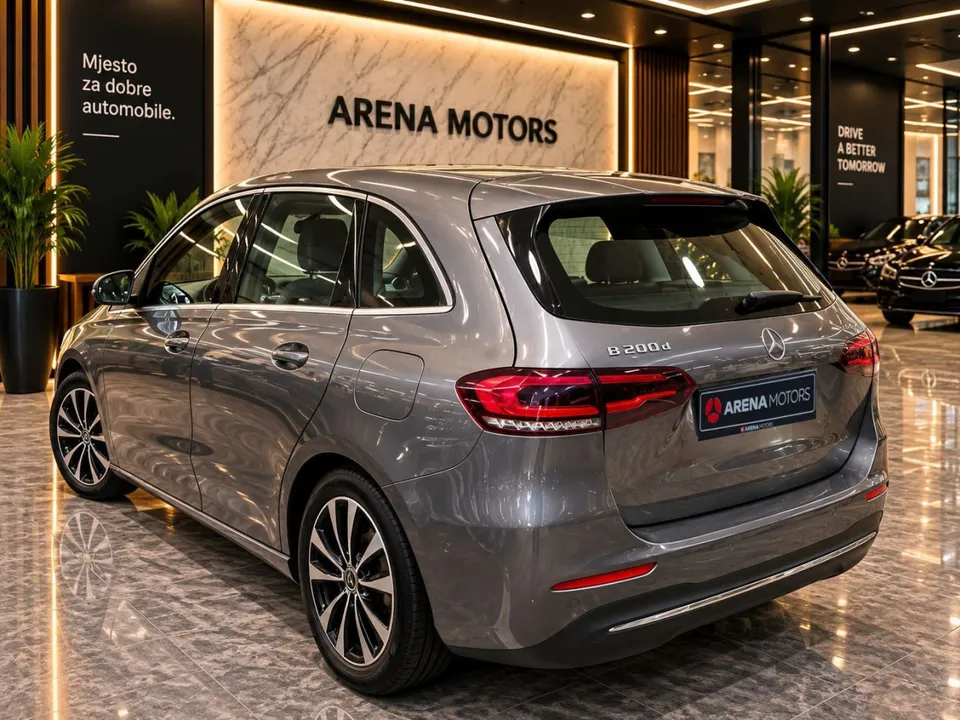 Mercedes-Benz B 200 d, siva boja, pogled s zadnje lijeve strane, oznaka B 200 d na vratima prtljažnika