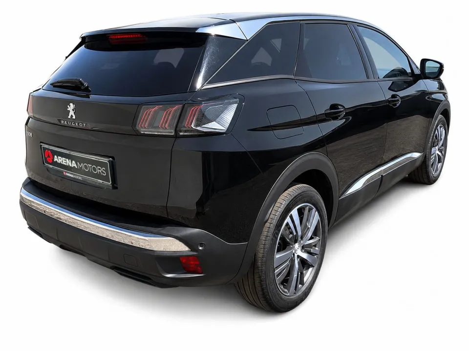 Peugeot 3008 crne boje, zadnji desni ugao sa svjetlima i branikom