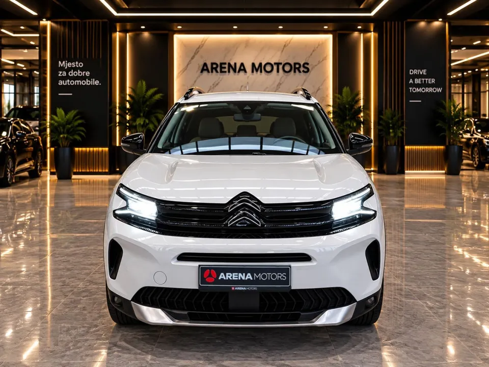 Citroen C5 Aircross bijele boje, pogled sprijeda s LED farovima i maskom