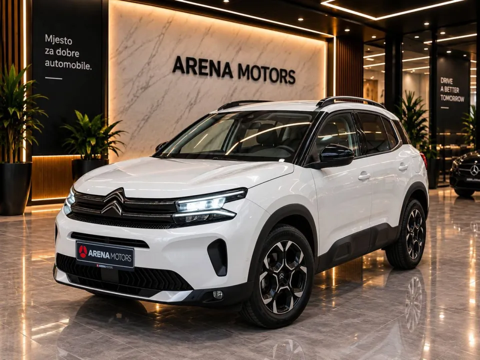 Bijeli Citroen C5 Aircross, prednji bočni pogled s lijeve strane, u salonu