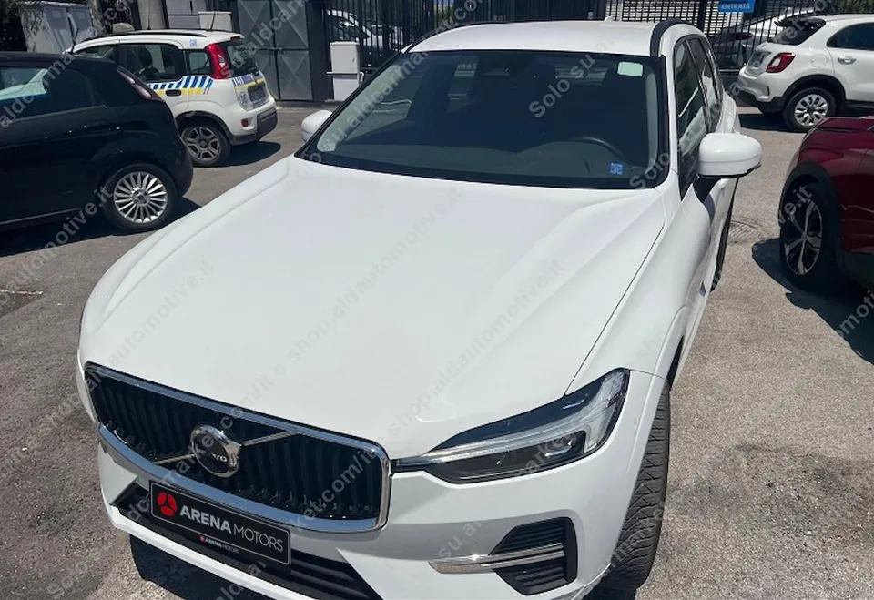 Volvo XC 60 bijeli, prednja maska i hauba, vozilo na parkingu