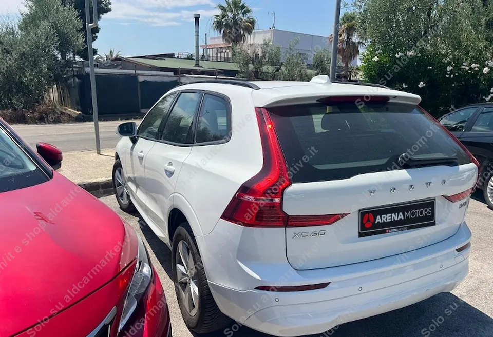 Volvo XC 60 bijeli, pogled otpozadi i s boka, zadnja svjetla i oznaka XC 60