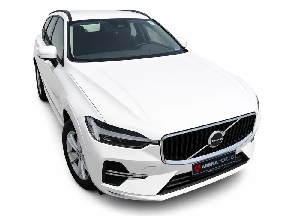 Volvo XC 60 bijele boje, prednji dio i bočna strana, pogled sprijeda iz gornjeg ugla