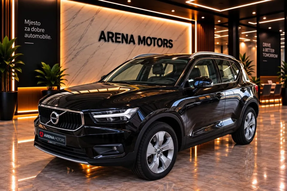 Crni Volvo XC 40, prednji bočni pogled na lijevu stranu, u izložbenom prostoru salona