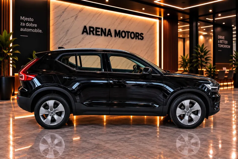 Crni Volvo XC 40, desna bočna strana sa srebrnim aluminijskim felgama