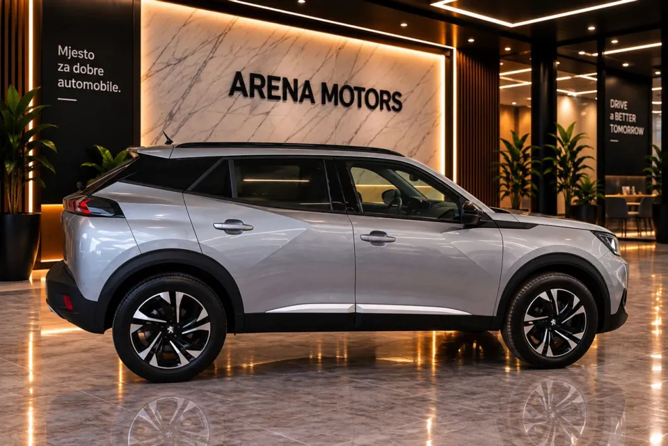 Peugeot 2008 sa desne strane, siva karoserija i crne alu felge