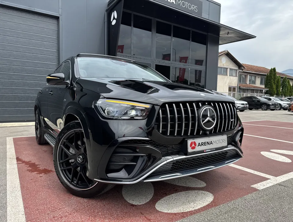 Crni Mercedes-Benz GLE 53 AMG Coupe, prednji desni ugao ispred salona, LED far i crna alu felga