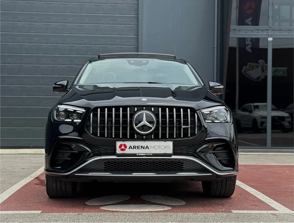 Crni Mercedes-Benz GLE 53 AMG Coupe, pogled sprijeda, maska s vertikalnim lamelama, zvijezda i prednji branik