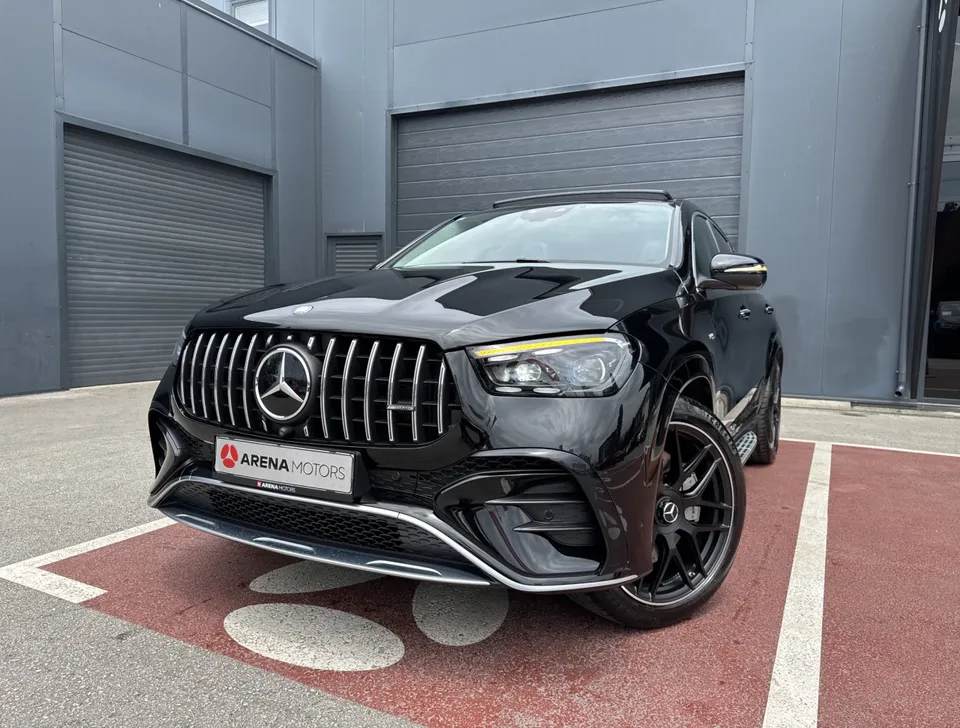 Crni Mercedes-Benz GLE 53 AMG Coupe, prednji lijevi ugao izbliza, AMG maska s vertikalnim lamelama i LED farovi
