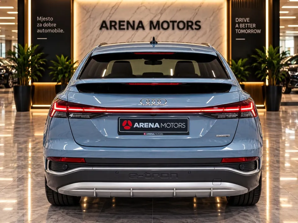 Audi Q4 Sportback e-tron, plava, pogled straga sa svjetlosnom trakom