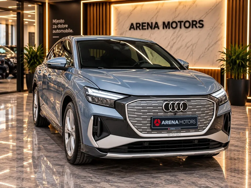 Audi Q4 Sportback e-tron, plava, prednja lijeva strana u salonu