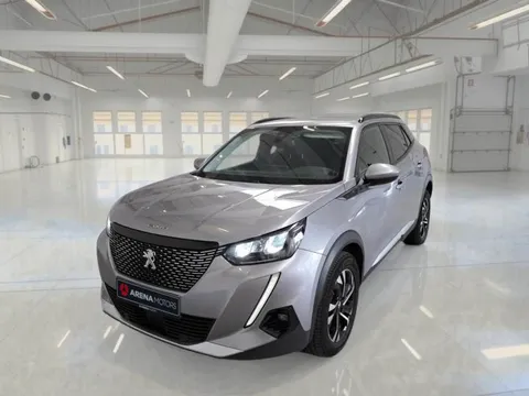 Peugeot 2008 u sivoj boji, prednji lijevi ugao, u salonu