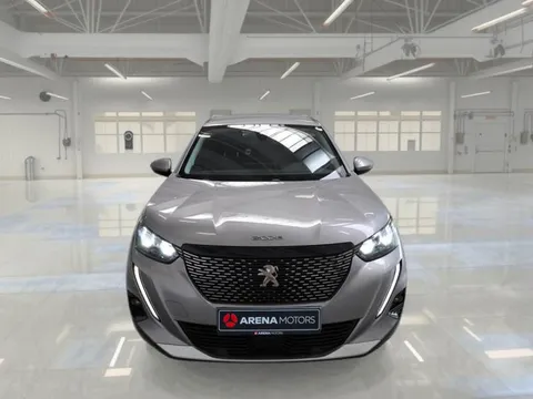 Peugeot 2008 sprijeda, prednja maska i LED svjetla, siva boja