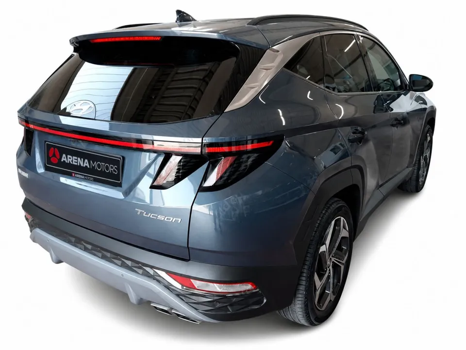 Hyundai Tucson plave boje, pogled otpozadi i s desne strane, zadnji branik i izduvne cijevi