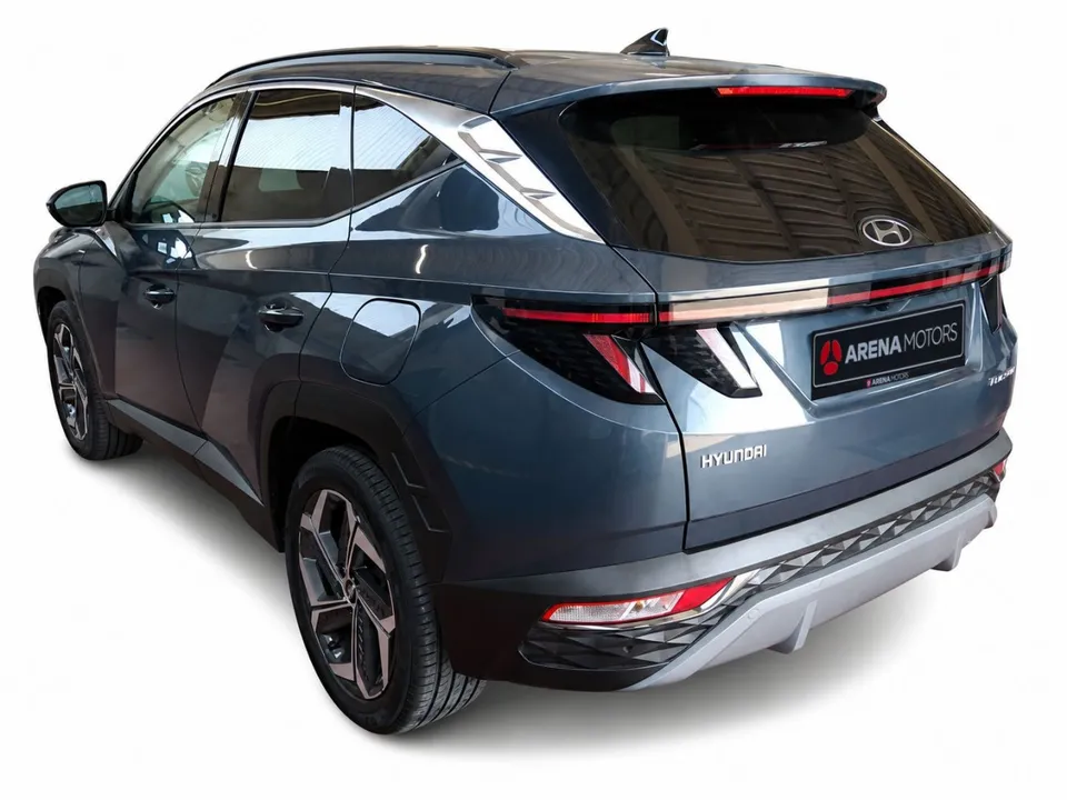 Hyundai Tucson, pogled otpozadi i s lijeve strane, svjetleća traka na zadnjem dijelu i stopke
