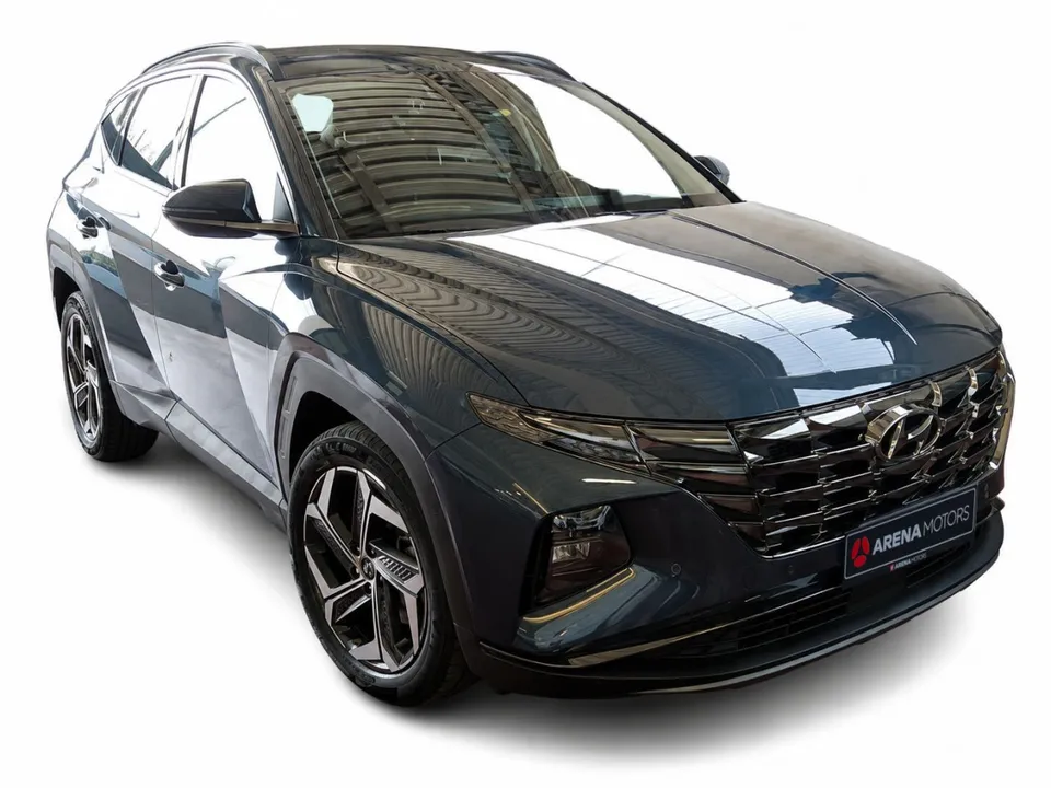 Hyundai Tucson, pogled sprijeda i s desne strane, plava metalik karoserija i maska