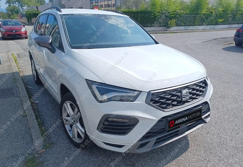 Seat Ateca FR bijele boje, prednja maska i desni bok vozila