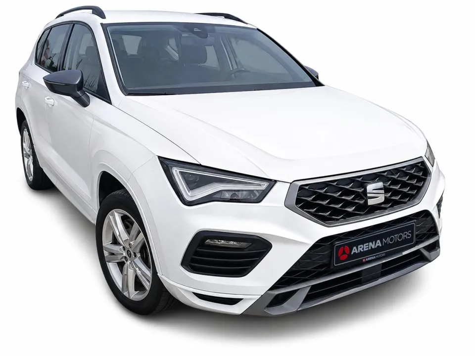 Seat Ateca FR bijele boje, prednji dio i bočna strana, pogled iz blizine