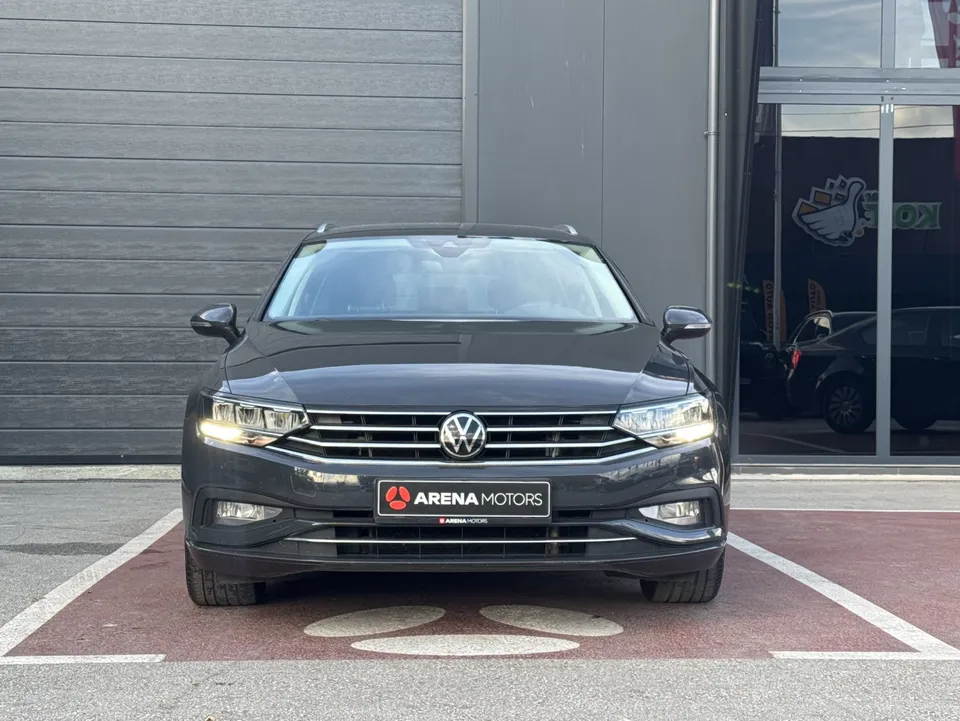 Volkswagen Passat Variant, siva, pogled sprijeda, maska s VW znakom i LED farovi