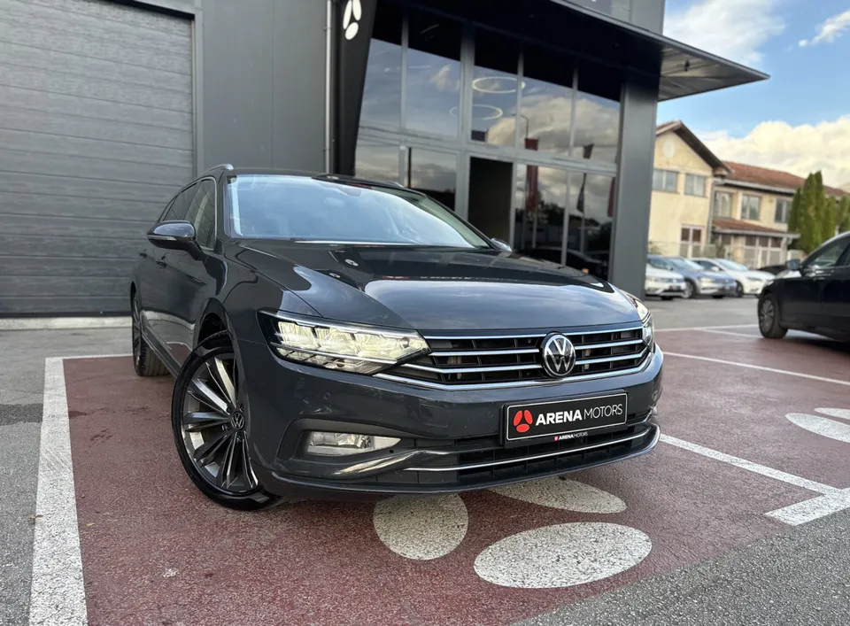 Volkswagen Passat Variant, siva, prednji desni ugao ispred staklene zgrade salona