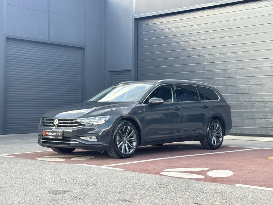 Volkswagen Passat Variant, siva boja, prednji bočni pogled ispred sivih garažnih vrata