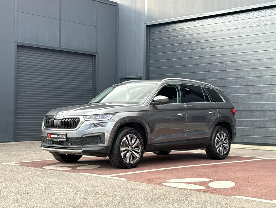 Škoda Kodiaq siva, bočni pogled sprijeda s lijeve strane, ispred sive hale