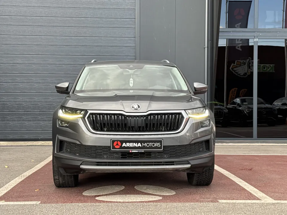 Škoda Kodiaq siva, pogled direktno sprijeda na masku, farove i branik
