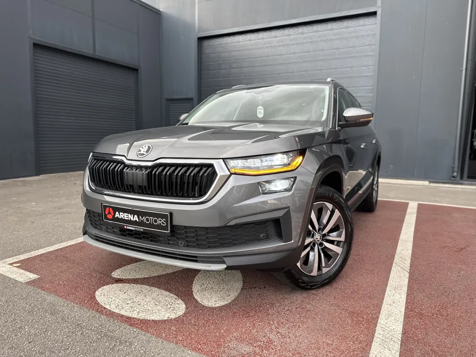 Škoda Kodiaq siva, prednji dio iz niskog ugla s LED farovima i crnom maskom